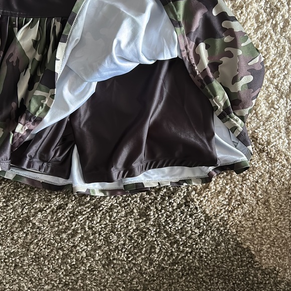 Faye and Florie camo 13” tennis/golf/paddle shorts w built in shorts. size small - Picture 4 of 4